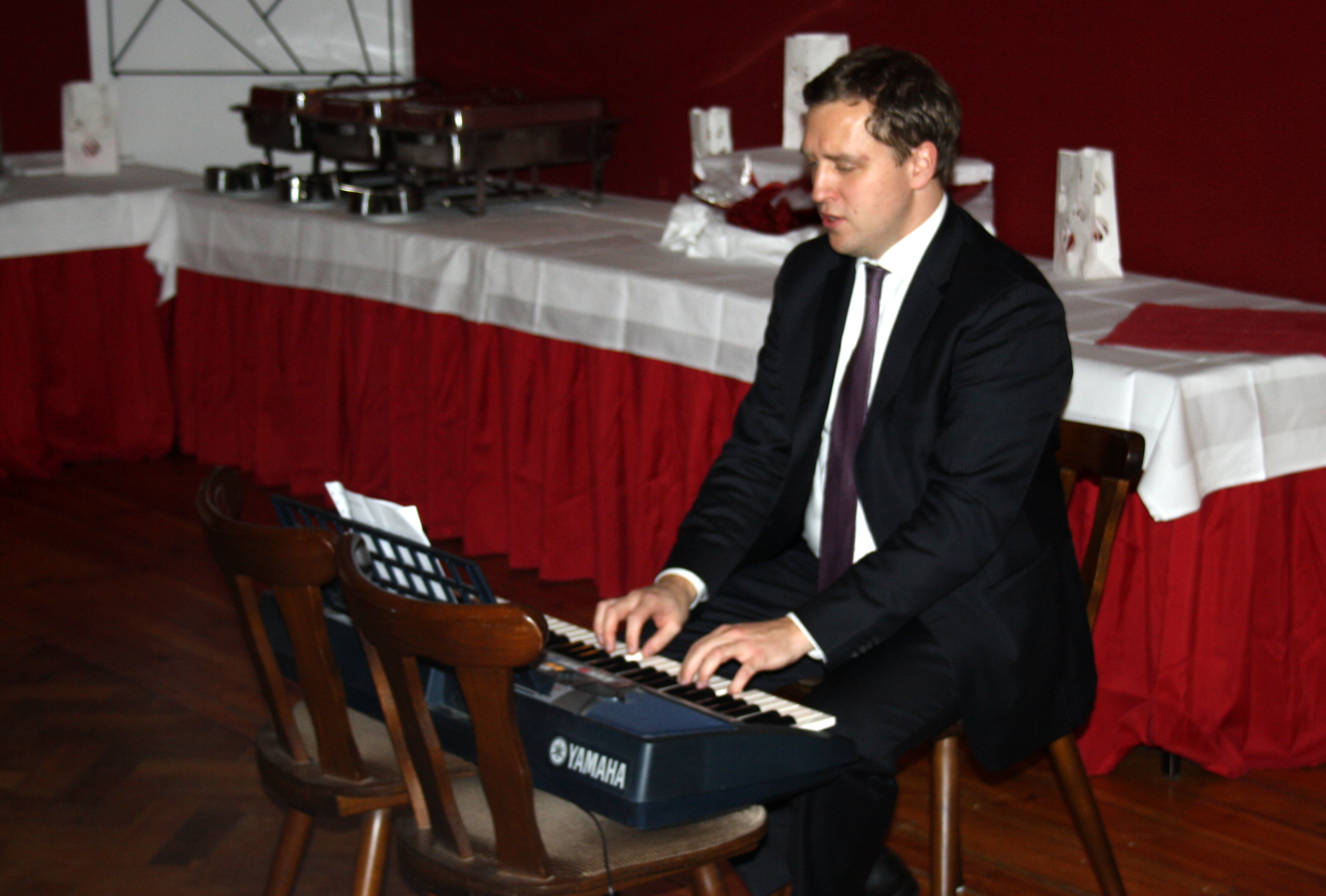 Unser musikalischer Ortsvorsitzender begleitete auf dem Keyboard. 